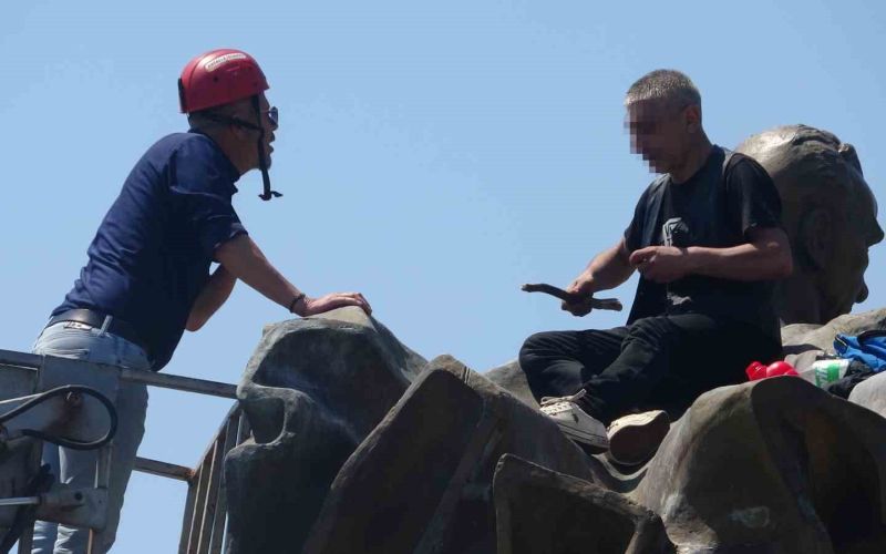 Anıtın tepesinde kulaklık takıp dans etti yanına kimseyi yaklaştırmadı
