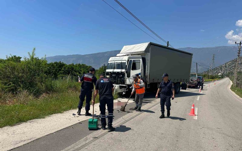 Kamyonla çarpışan motosikletli hayatını kaybetti
