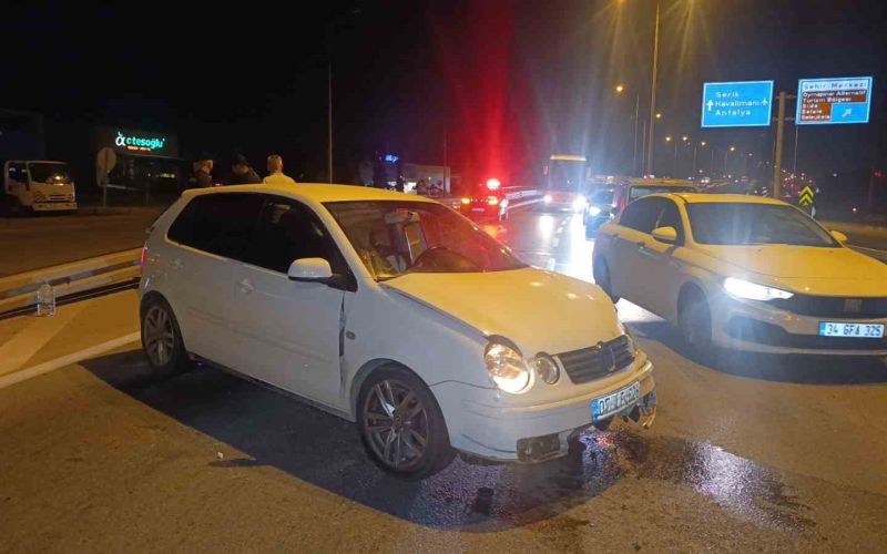 Seyir halindeki otomobil bariyerlere çarptı: 2 yaralı
