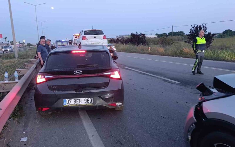 Manavgat’ta 3 araçlı zincirleme kaza: 2 yaralı
