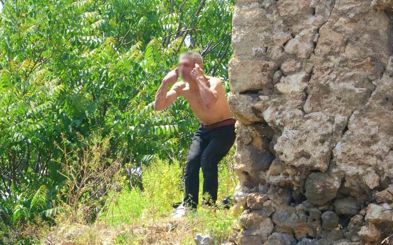 Önce anıta ardından tarihi surlara çıktı, karnı acıkınca çorbayla ikna edildi
