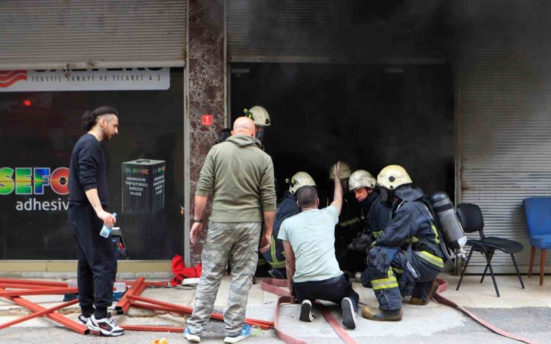Antalya’da sünger dolu depoda  korkutan yangın
