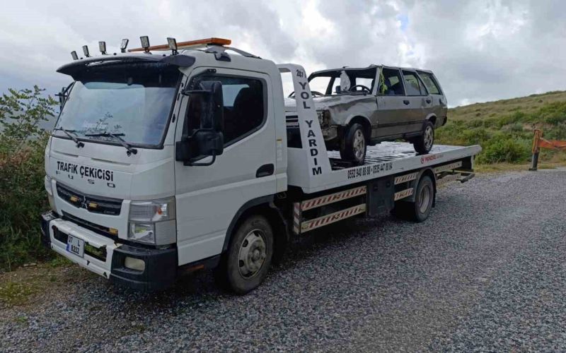 Manavgat’ta 40 metrelik şarampole uçan araçtaki 2 kişi yaralandı
