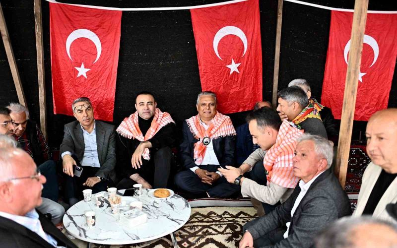 Başkan Uysal, yörüklerle bir araya geldi tuluk başına geçip keşkek dövdü
