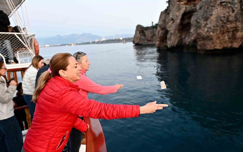 Hıdırellez’de dilekler Akdeniz’in mavi sularına bırakıldı
