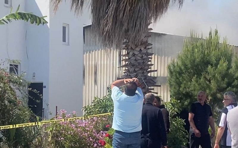 Ayakta durmakta güçlük çekti, deposunun yanışını gözyaşlarıyla izledi

