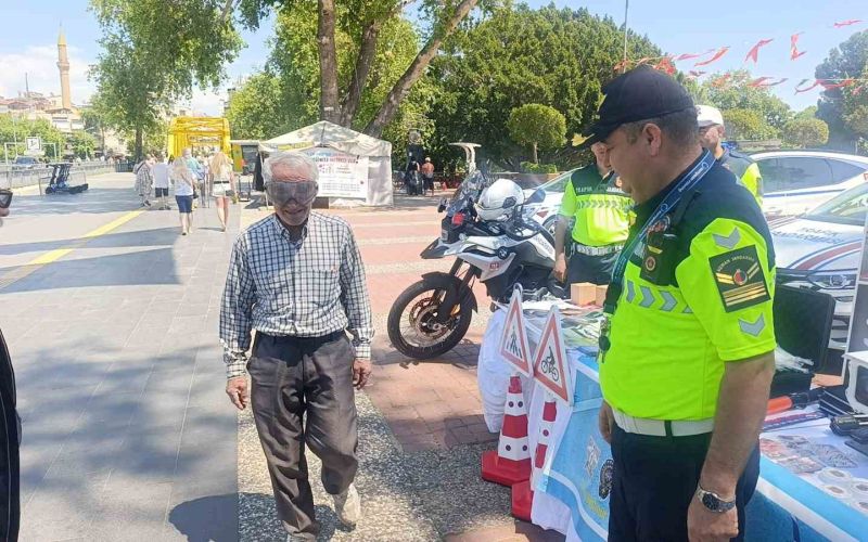 Trafik Haftası etkinliklerinde kurallara uyan 3 sürücüye plaket verildi
