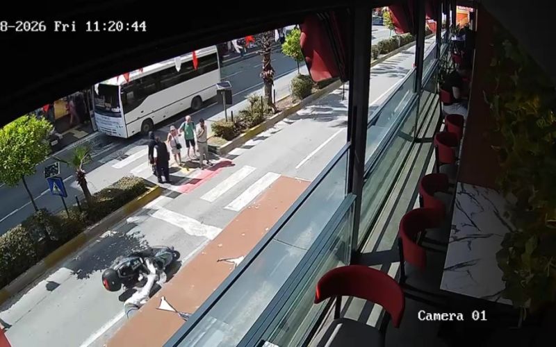Yaya geçidinde devrilerek sürüklendi
