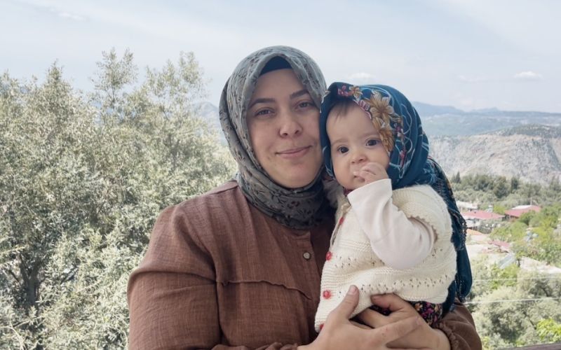 Sosyal medyayı sallayan ikili: Anne ve 7,5 aylık kızı izleyenlerin yüzünde tebessüm bırakıyor
