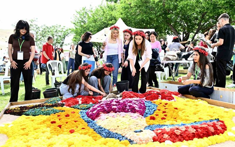 Antalya’da 130 bin çiçekle renkli rekabet
