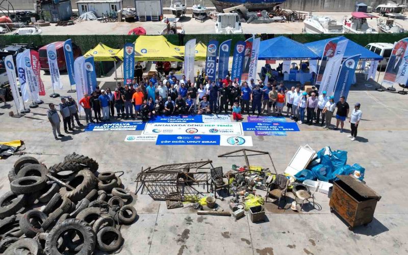 38 dalgıcın katıldığı etkinlikte denizden araç lastiği, çöp konteynırı, akü, demir parçaları çıktı
