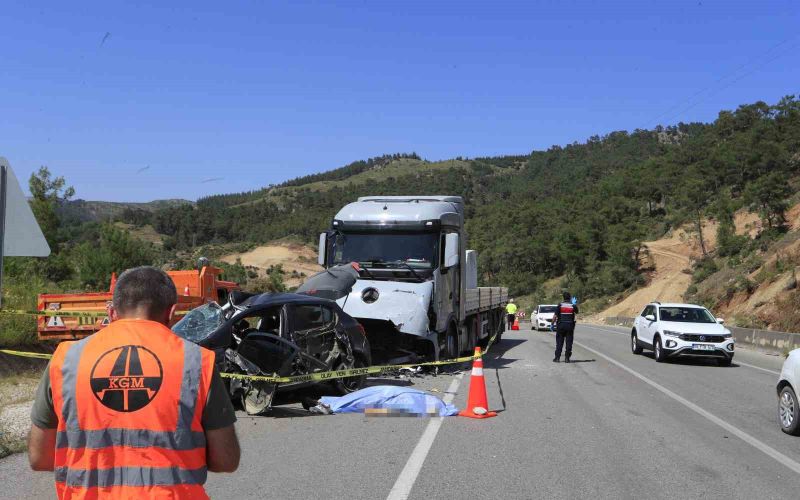Mermer yüklü tırla kafa kafaya çarpışan otomobildeki çift hayatını kaybetti
