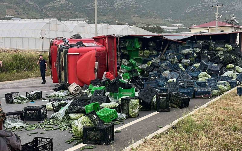 Antalya’da sebze yüklü kamyon ile motosiklet çarpıştı: 3 yaralı
