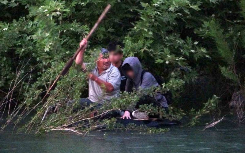 Suların bir anda yükselmesiyle ırmaktaki adacıkta mahsur kalan 2 çocuğu şambrel ile kurtardı
