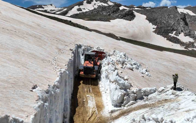 Bir yanda 6 metrelik kar altında mücadele diğer yanda sahillerde yaza hazırlık
