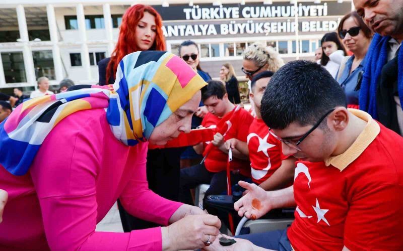 Özel bireyler bir günlüğüne asker oldu
