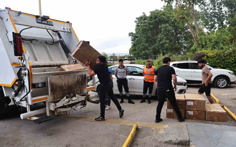 Otobüsle usulsüz taşınan yaklaşık 1 ton yoğurt Antalya otogarında imha edildi
