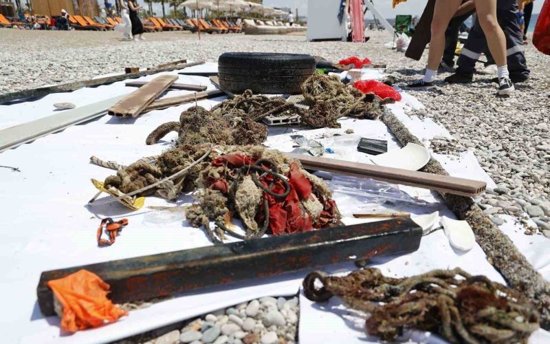 Antalya’da 4 etaptan oluşan deniz dibi temizliğinde yaklaşık 20 ton atık çıkartıldı
