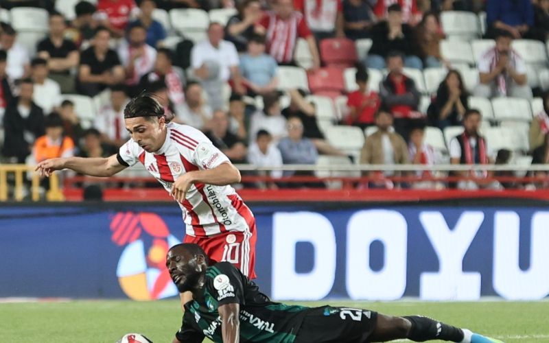 Trendyol Süper Lig: Antalyaspor: 0 - Kocaelispor: 0 (İlk yarı)
