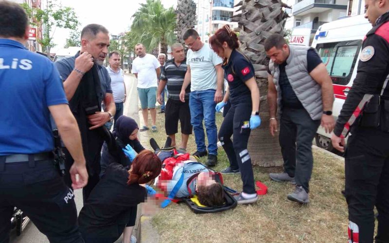 Karşıya geçmeye çalışan gence otomobil çarptı, kız arkadaşı ve annesi sinir krizi geçirdi
