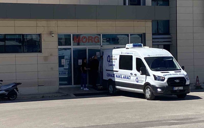 Tırın altında kalarak hayatını kaybeden genç motosikletlinin cenazesi yakınları tarafından teslim alındı
