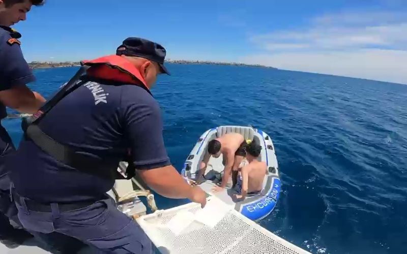 Şişme botları patlayan ve rüzgarla sürüklenen 2 genci sahil güvenlik ekipleri kurtardı
