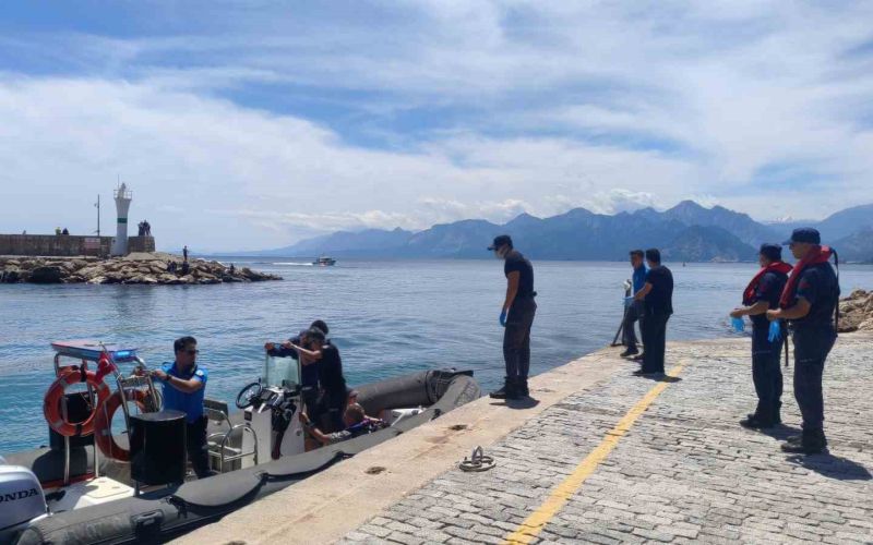 Tur teknesinde rahatsızlanan turistin yardımına deniz polisi yetişti
