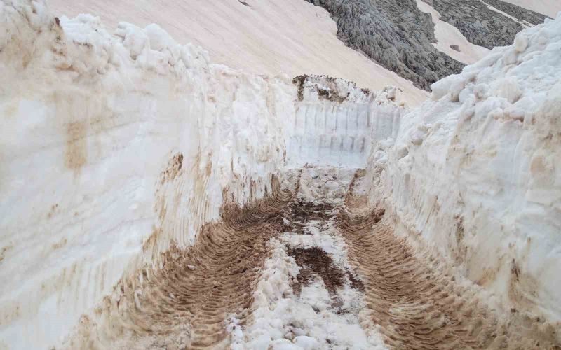 Alanya’da yayla yollarında kar mesaisi
