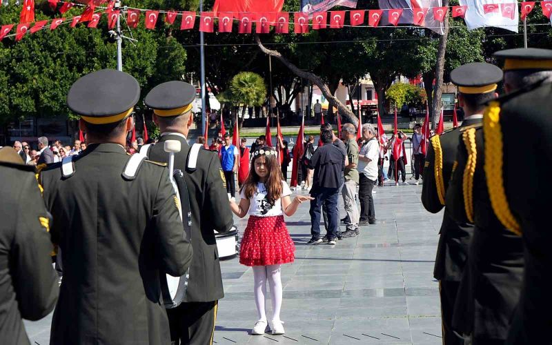 Antalya’da 19 Mayıs coşkusu çelenk töreniyle başladı
