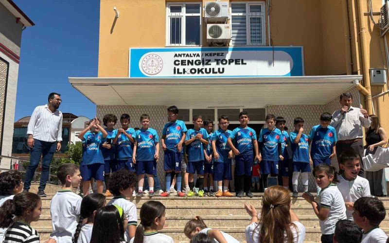 Kepez’de ilkokullar arası futbol turnuvasının şampiyonu Cengiz Topel İlkokulu oldu
