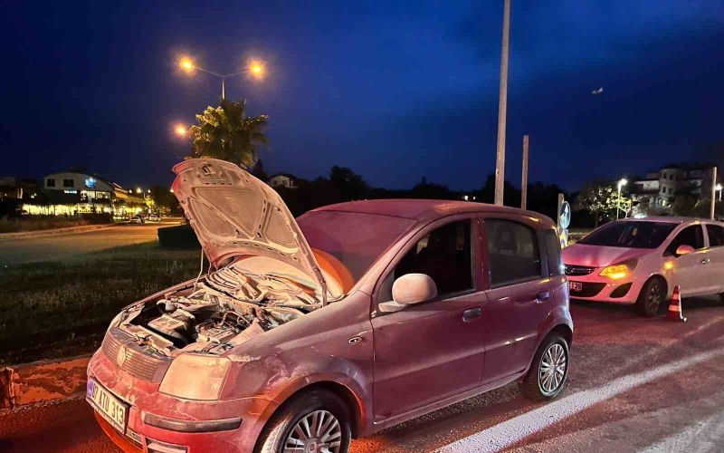 Seyir halindeki otomobil yandı, vatandaşlar yangın tüpleriyle yardıma koştu
