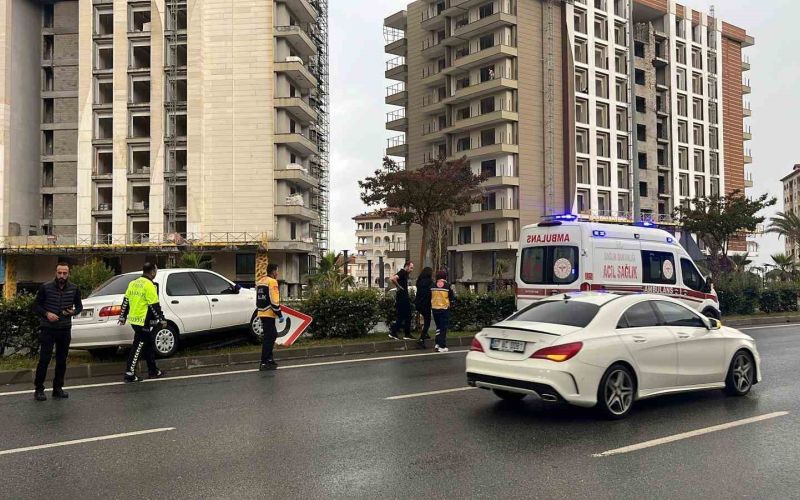 Alanya’da kontrolden çıkan otomobil refüje çıktı
