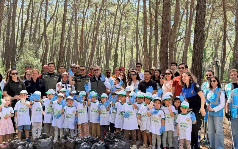 Kemer’de minik ellerden çevre temizliği
