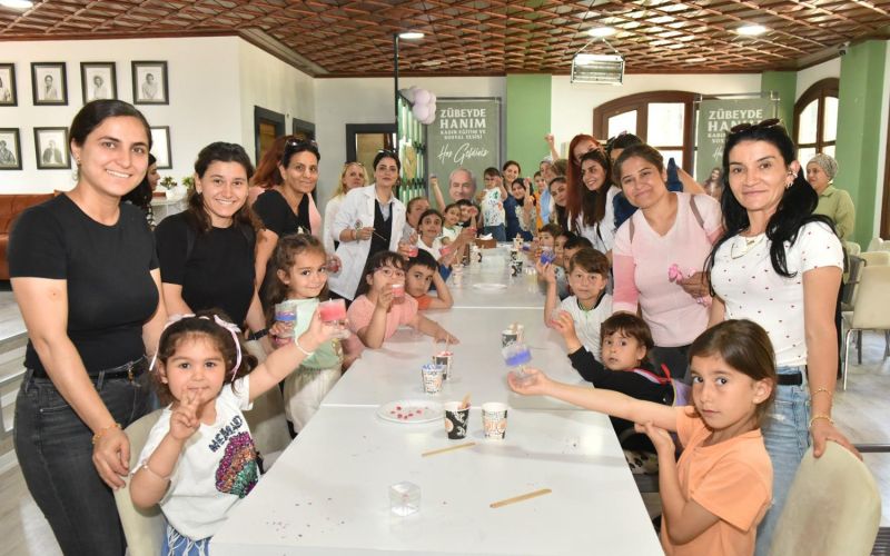 Kepez’de anne ve çocuklar renkli mum atölyesine katıldı
