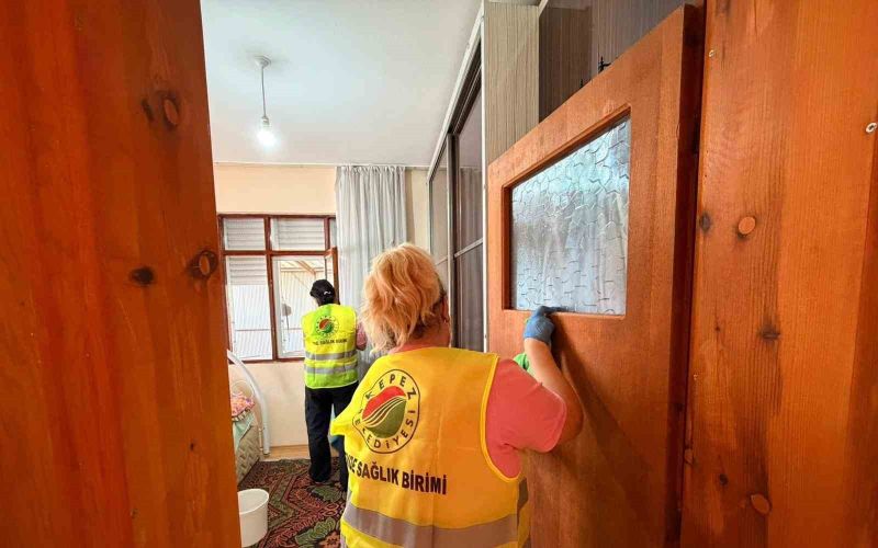 Kepez’de şehit ve gazi evlerinde bayram temizliği
