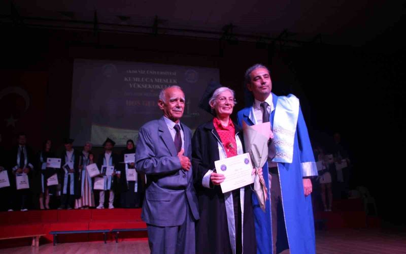 70 yaşında üniversite bitirdi, mezuniyet belgesini profesör oğlu verdi
