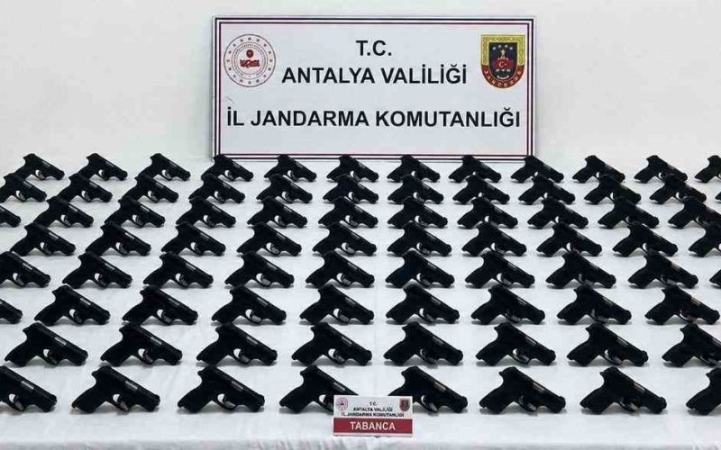 Antalya’da 100 adet ruhsatsız tabanca ele geçirildi
