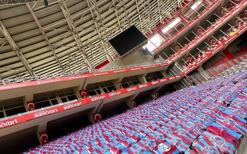 Trabzon Büyükşehir Belediyesi, Antalya Stadyumu’nu bayraklarla donattı
