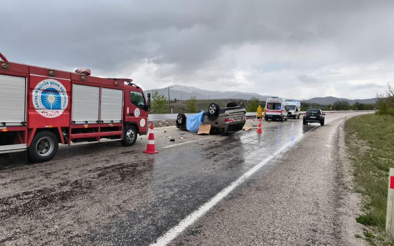 Lüks otomobil kontrolden çıkıp takla attı: 2 ölü
