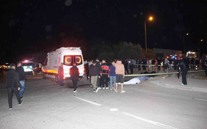 Çöp kamyonuyla çarpışan motosikletteki 2 genç hayatını kaybetti
