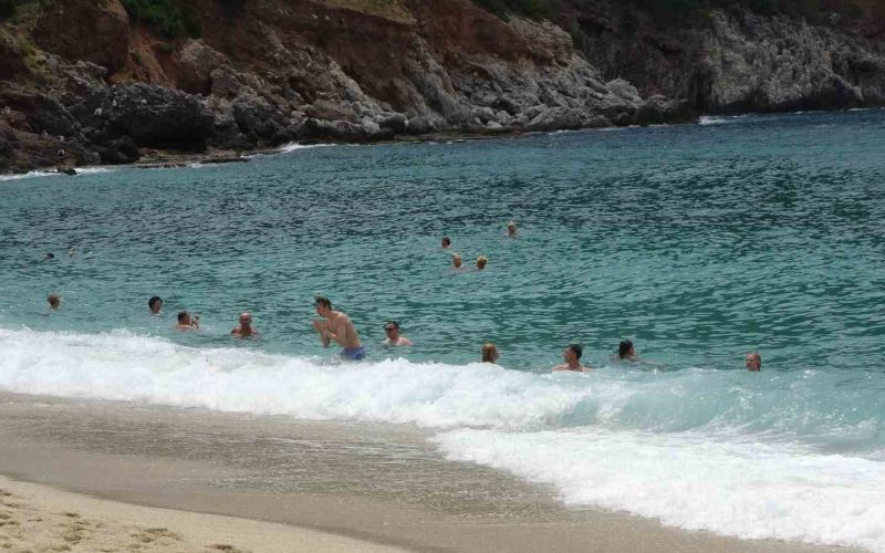 Alanya sahillerinde bayram yoğunluğu
