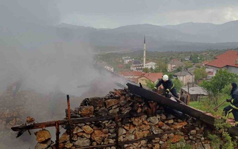 Antalya’da 110 yıllık düğmeli ev yangında küle döndü
