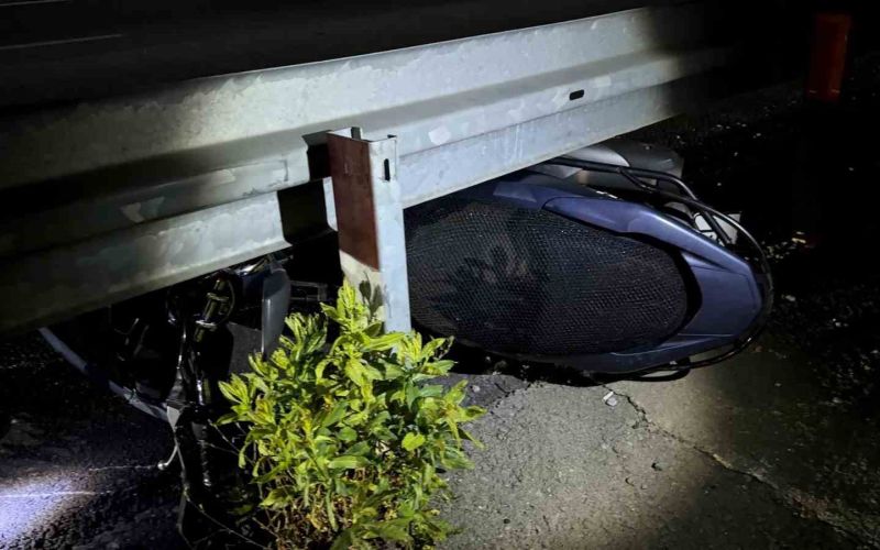 Mazgala takılan motosiklet bariyerlere çarptı: 1 ağır yaralı
