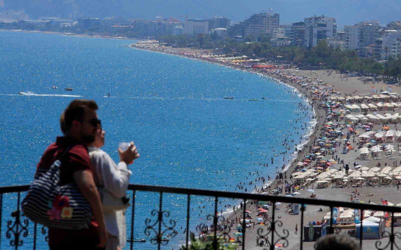 Bayramın son gününde tatilciler Konyaaltı Sahili’ne akın etti
