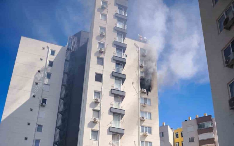 Oyun oynarken yakılan mum daireyi küle çevirdi
