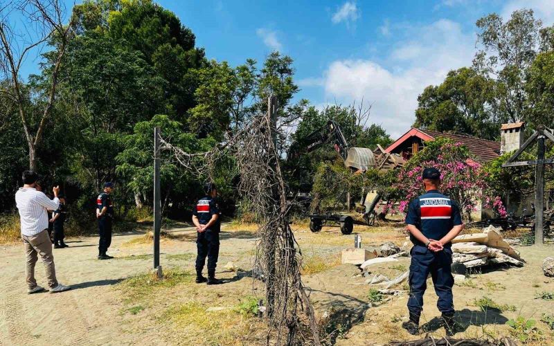 Kemer’de kaçak bungalov yapılar yıkıldı

