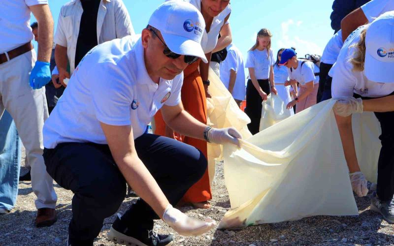 Dünyaca ünlü sahilde binlerce izmarit topladılar
