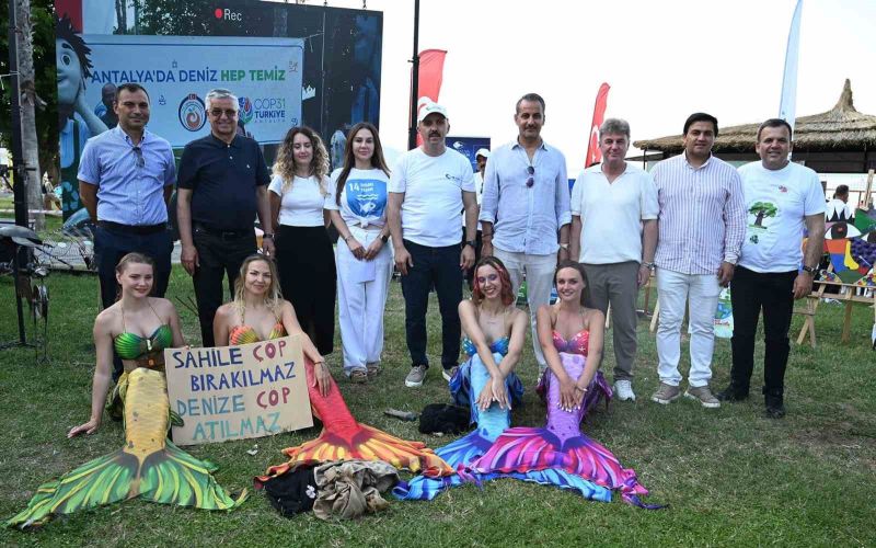 Antalya’da ‘deniz kızları’ eşliğinde dip temizliği
