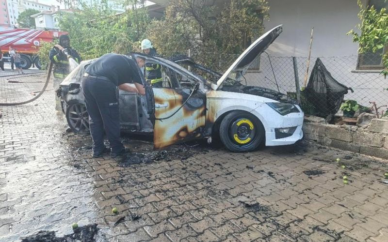 Seyir halindeyken alev topuna döndü, sürücü son anda kendini dışarı atarak kurtuldu
