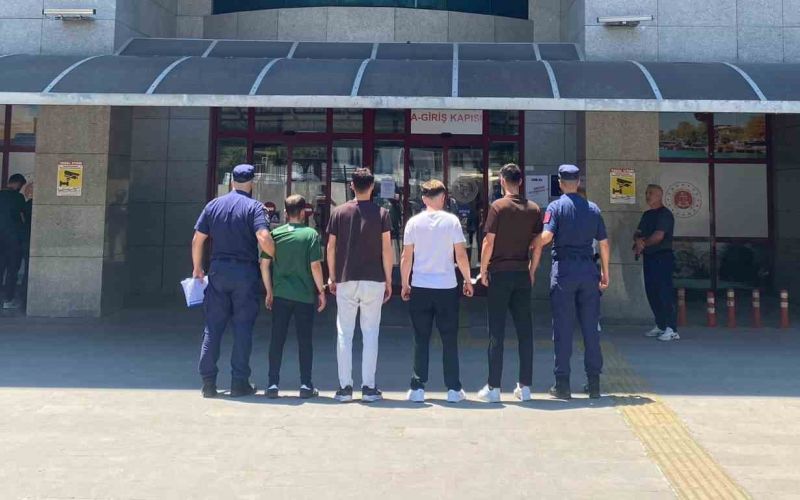 Irmaktaki teknenin kapısını kırıp içeride buldukları alkollerle alem yaptılar
